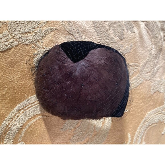 Vintage 50s Hat 1950s Feather Hat with Veil Dramatic Pinup Cocktail Film Noir - Picture 2 of 7